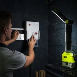 Ryobi Lampe De Chantier Sans Fil 5133002304 R18ALF-0 Lampe De Poche Led à Piles 18 Volt, Sans Piles Ni Chargeur -Perceuses sans fil Soldes 5133002304 r18alf 0 lampe de poche led a piles 18 volt sans piles ni chargeur 2