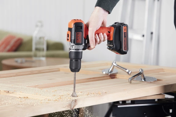 Black & Decker Perceuse Visseuse Sans Fil BCD003MEM2K-QW Batterie Marteau 18 Volt 1x 2.0 Ah/4.0Ah Li-ion 4 Black & Decker Perceuse Visseuse Sans Fil BCD003MEM2K-QW Batterie Marteau 18 Volt 1x 2.0 Ah/4.0Ah Li-ion – Image 4