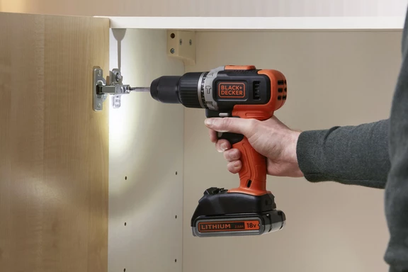 Black & Decker Perceuse Visseuse Sans Fil BCD003MEM2K-QW Batterie Marteau 18 Volt 1x 2.0 Ah/4.0Ah Li-ion 6 Black & Decker Perceuse Visseuse Sans Fil BCD003MEM2K-QW Batterie Marteau 18 Volt 1x 2.0 Ah/4.0Ah Li-ion – Image 6