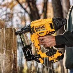 DeWalt Cloueur Sans Fil DCFS950P2-QW DCFS950P2 18V 5.0 Ah XR Accu Fence Tackler 9GA - 40/45/50 Mm 6 DeWalt Cloueur Sans Fil DCFS950P2-QW DCFS950P2 18V 5.0 Ah XR Accu Fence Tackler 9GA - 40/45/50 Mm -Perceuses sans fil Soldes dcfs950p2 qw dcfs950p2 18v 5 0 ah xr accu fence tackler 9ga 40 45 50 mm 2