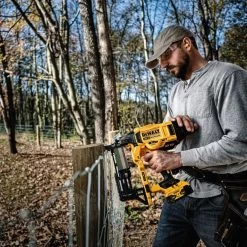 DeWalt Cloueur Sans Fil DCFS950P2-QW DCFS950P2 18V 5.0 Ah XR Accu Fence Tackler 9GA - 40/45/50 Mm 7 DeWalt Cloueur Sans Fil DCFS950P2-QW DCFS950P2 18V 5.0 Ah XR Accu Fence Tackler 9GA - 40/45/50 Mm -Perceuses sans fil Soldes dcfs950p2 qw dcfs950p2 18v 5 0 ah xr accu fence tackler 9ga 40 45 50 mm 3