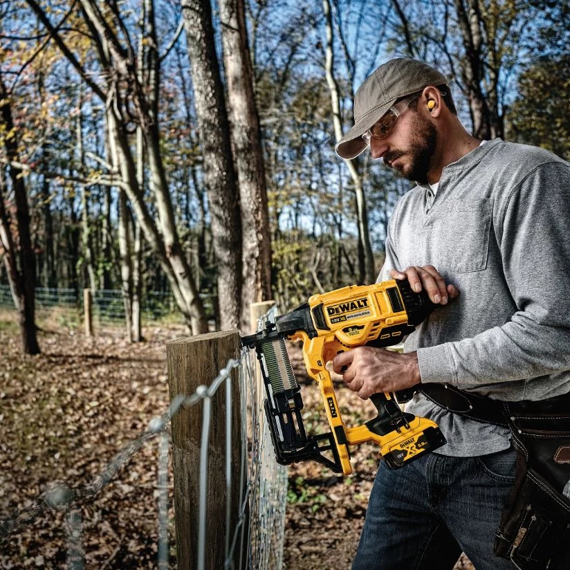 DeWalt Cloueur Sans Fil DCFS950P2-QW DCFS950P2 18V 5.0 Ah XR Accu Fence Tackler 9GA - 40/45/50 Mm 4 DeWalt Cloueur Sans Fil DCFS950P2-QW DCFS950P2 18V 5.0 Ah XR Accu Fence Tackler 9GA - 40/45/50 Mm – Image 4