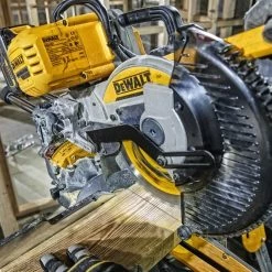 DeWalt Scie Sans Fil DCS727T2-QW XR FlexVolt 54 Volt 6.0Ah Li-Ion Tronçonneuse Et Scie à Onglets 250 Mm 6 DeWalt Scie Sans Fil DCS727T2-QW XR FlexVolt 54 Volt 6.0Ah Li-Ion Tronçonneuse Et Scie à Onglets 250 Mm -Perceuses sans fil Soldes dcs727t2 qw xr flexvolt 54 volt 6 0ah li ion tronconneuse et scie a onglets 250 mm 2