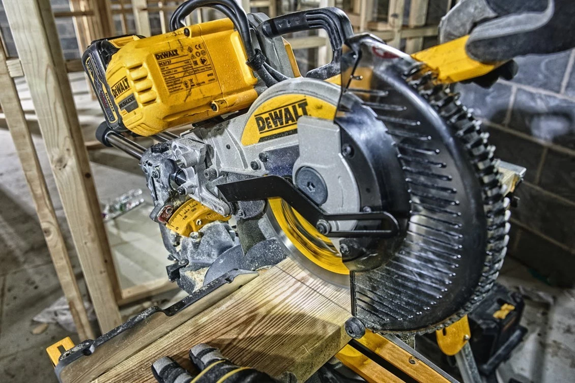 DeWalt Scie Sans Fil DCS727T2-QW XR FlexVolt 54 Volt 6.0Ah Li-Ion Tronçonneuse Et Scie à Onglets 250 Mm 3 DeWalt Scie Sans Fil DCS727T2-QW XR FlexVolt 54 Volt 6.0Ah Li-Ion Tronçonneuse Et Scie à Onglets 250 Mm – Image 3