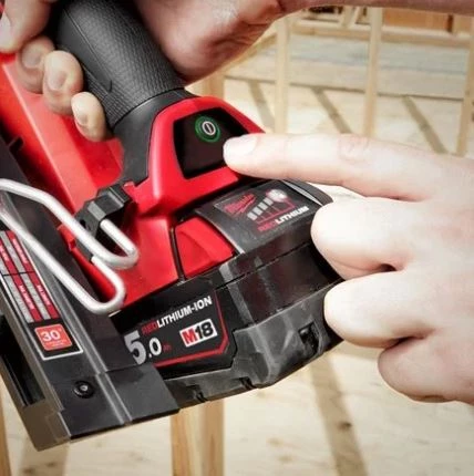 Milwaukee Cloueur Sans Fil M18 FUEL™ Cloueur De Charpente Avec Fixation Unitaire FFNS-502C 4 Milwaukee Cloueur Sans Fil M18 FUEL™ Cloueur De Charpente Avec Fixation Unitaire FFNS-502C – Image 4