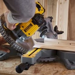 Stanley Scie Sans Fil SFMCS701M1 Scie à Onglet Et à Coupe Transversale FATMAX® V20 190mm 18 Volt 4.0 Ah Li-ion -Perceuses sans fil Soldes sfmcs701m1 scie a onglet et a coupe transversale fatmaxr v20 190mm 18 volt 4 0 ah li ion 3